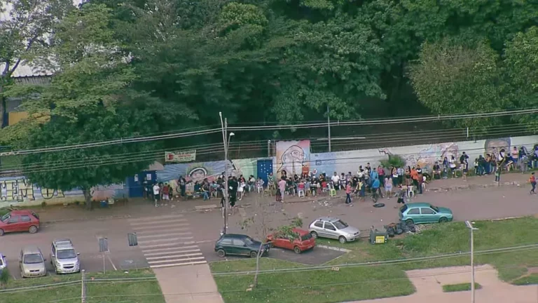 fila-escola-sao-sebastiao